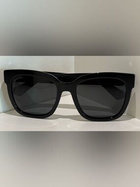 Gucci GG0034SN 001 54 Women’s Black Sunglasses with Gold Logo & Care Kit. R14A